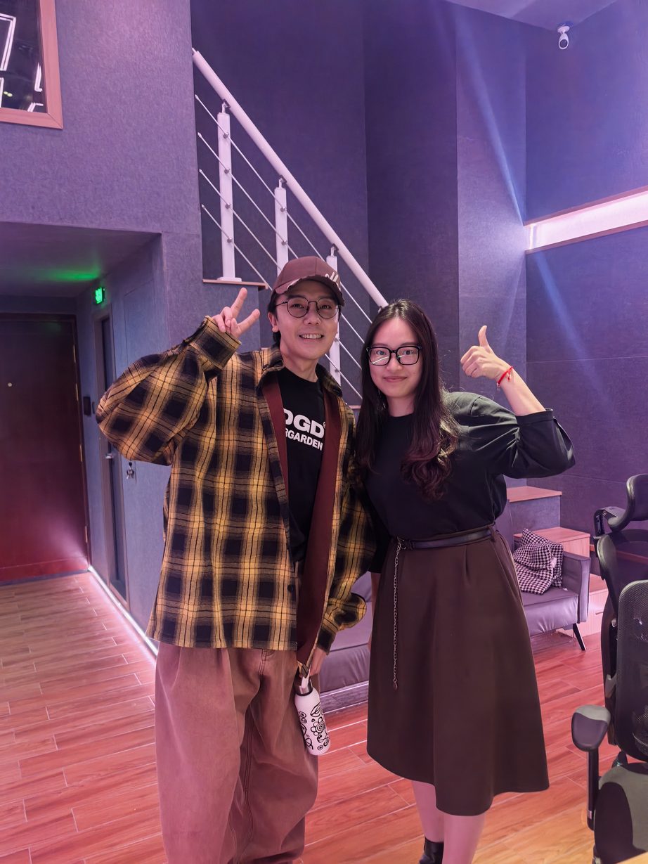 客户在录音棚完成录音后的合影