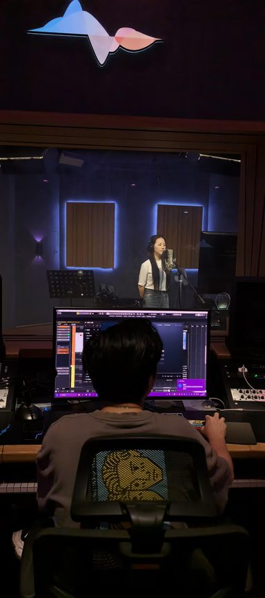 录音棚内的录音与监棚工作状态