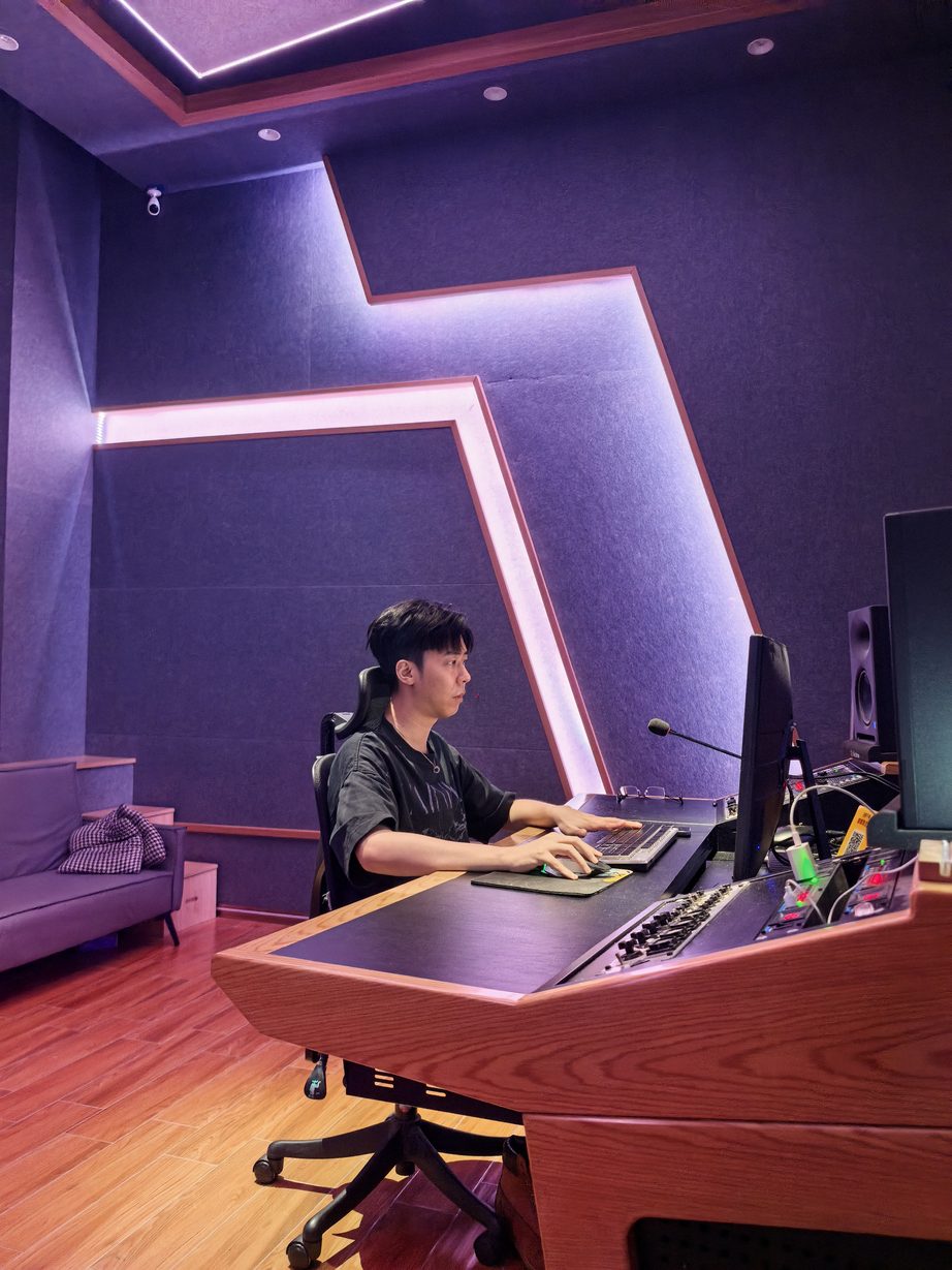 录音师在控制室进行后期与混音工作