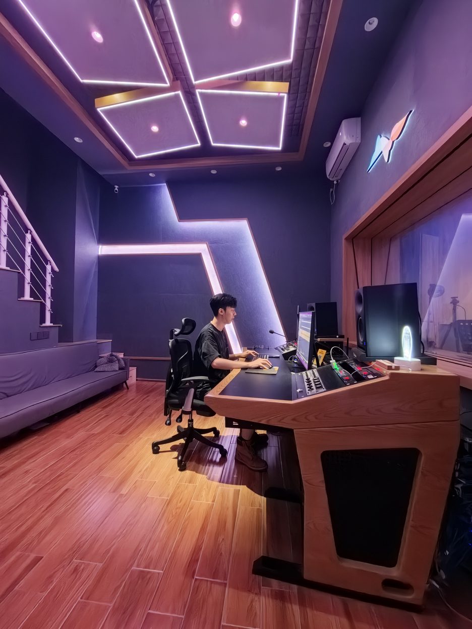 录音棚控制室与录音师工作现场