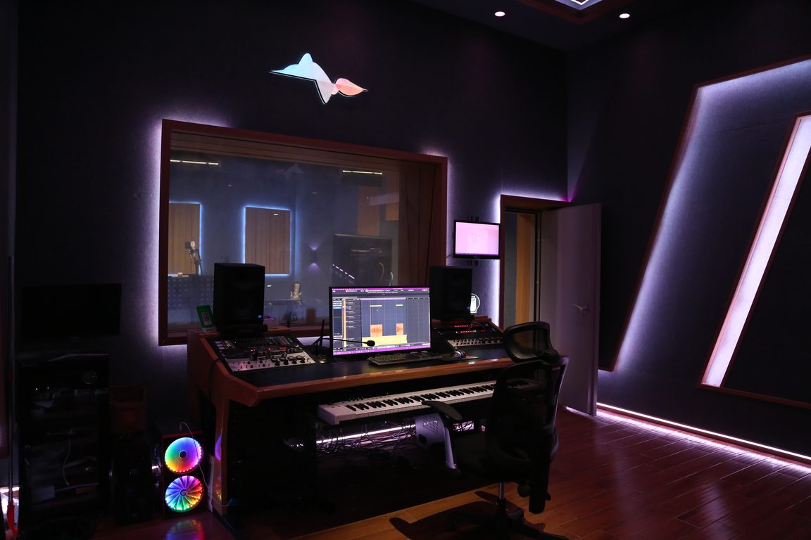 黑色系录音棚控制室空间