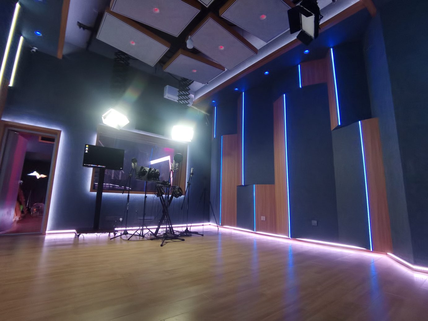 录音棚空间细节与深色质感