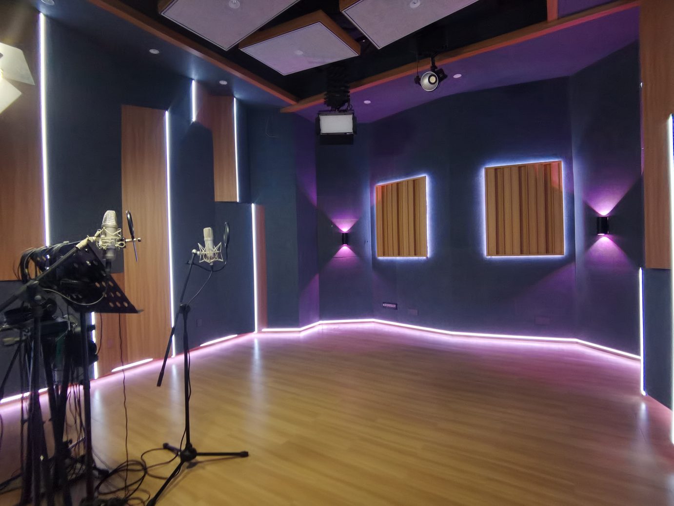 录音棚控制室与工作台细节