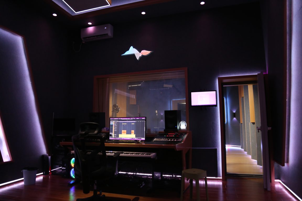 录音棚空棚状态与灯带氛围